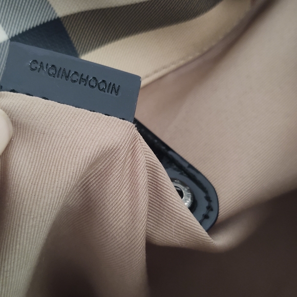 Burberry Canterbury Black Patent Bag - Picture 14 of 14